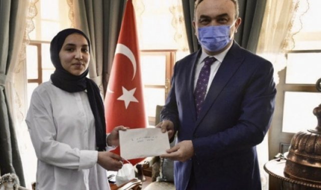 Kilis'te dereceye girenler ödülünü Vali Soytürk'ün elinden aldı