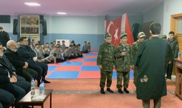 Kur'an kursu öğrencileri Çanakkale şehitlerini andı