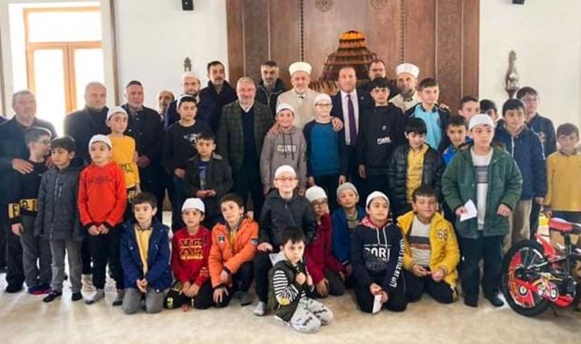 Kur’an öğrenen çocuklara bisiklet hediye edildi