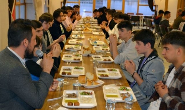 Liseli gençler iftar sofrasında buluştu