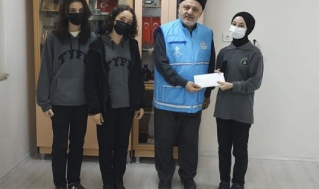 Liseli gençler ihtiyaç sahipleri için yardım topladı