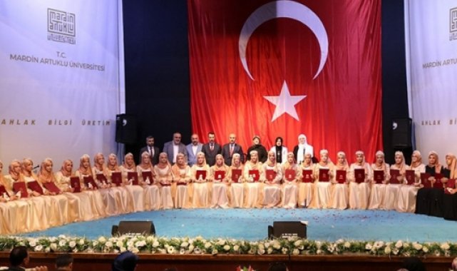 Mardin'de 37 hafız taç giydi