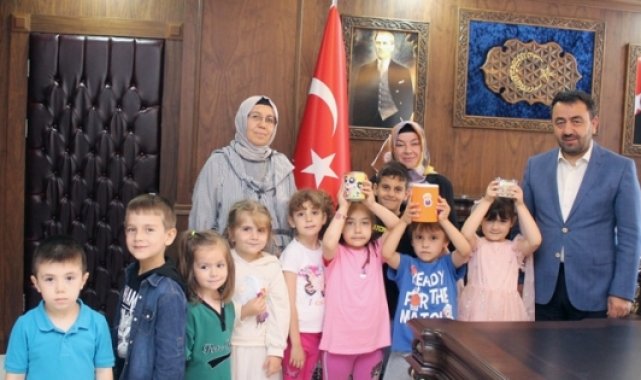 Minikler kumbaralarını su kuyusu için açtı