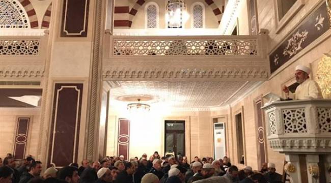 Maltepe’de sabah namazında eller Kudüs için semaya yöneldi
