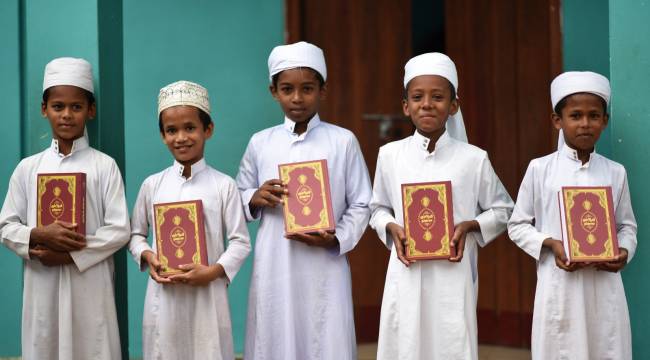  TDV, Sri Lanka'da 5 bin Kur'an-ı Kerim hediye etti