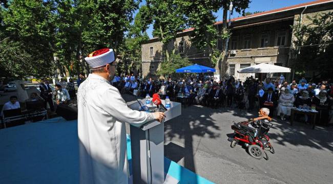 Başkan Erbaş, Darülaceze sakinleriyle bayramlaştı