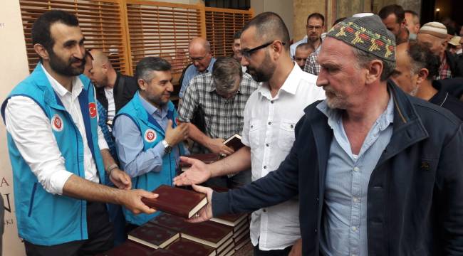 TDV'den Saraybosnalılara hediye Kur'an-ı Kerim