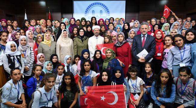  Başkan Erbaş öğrencilerle bir araya geldi