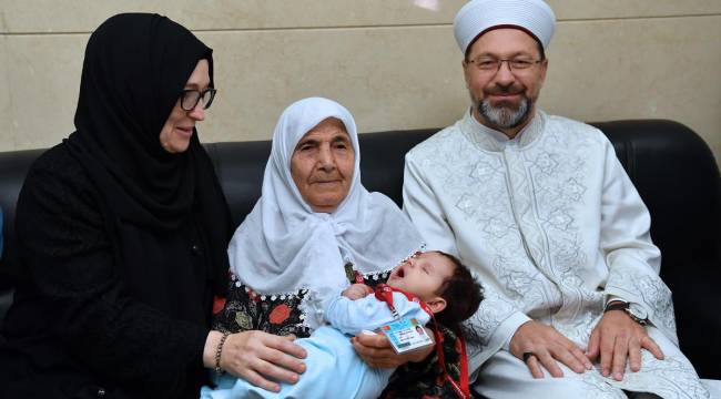 Başkan Erbaş, en yaşlı ve en küçük hacı adayı ile buluştu