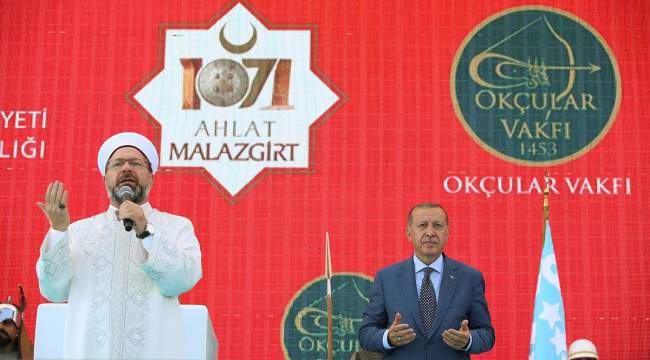 Başkan Erbaş, şehitler için dua etti