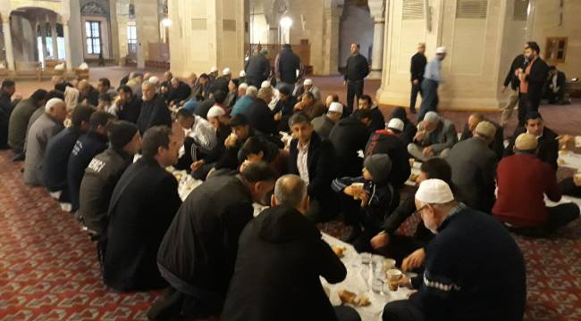 Seyhan’da Sabah Namazı Cemaatine Kahvaltı Desteği