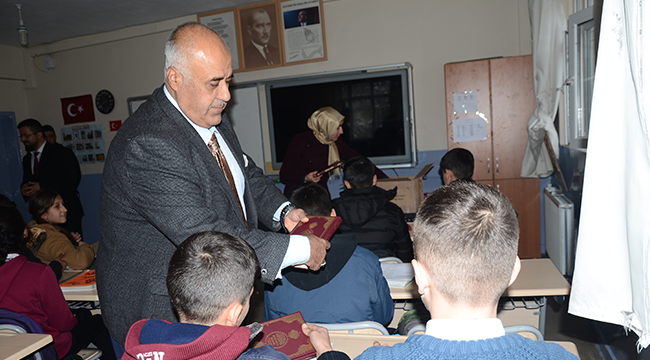 Beytüşşebaplı öğrencilere Kur’an hediye ediliyor