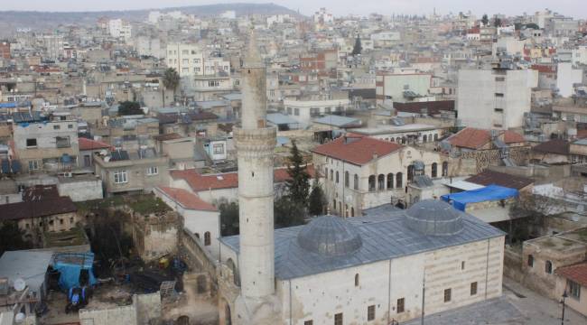 Roketlerin hedefi olan cami ibadete açılıyor