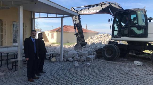 Demirleri çürüyen caminin minaresi yıkıldı