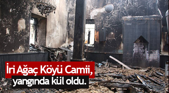 İri Ağaç Köyü Camii, yangında kül oldu.