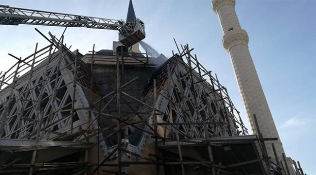 Cami inşaatında çıkan yangın paniğe neden oldu