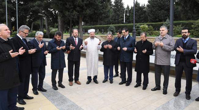 Başkan Erbaş, Bakü'de şehitlikleri ziyaret etti