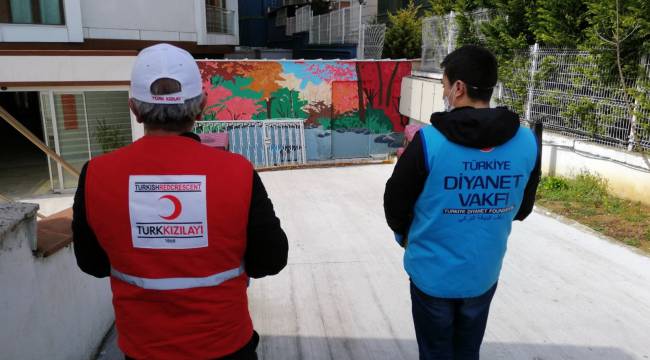 Karantinada tutulan öğrencilere hediye paketi