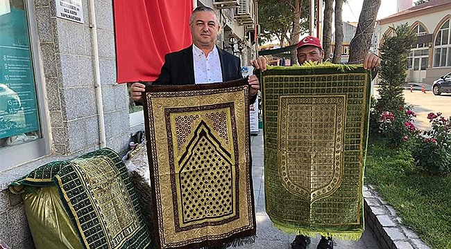 Geyikli Belediyesi ilk namazda seccade hediye etti