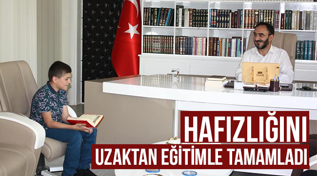 Hafızlığını uzaktan eğitimle tamamladı.