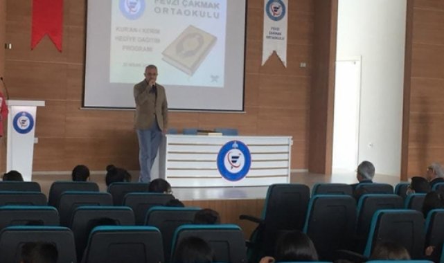 Müftülük öğrencilere Kur'an-ı Kerim hediye etti