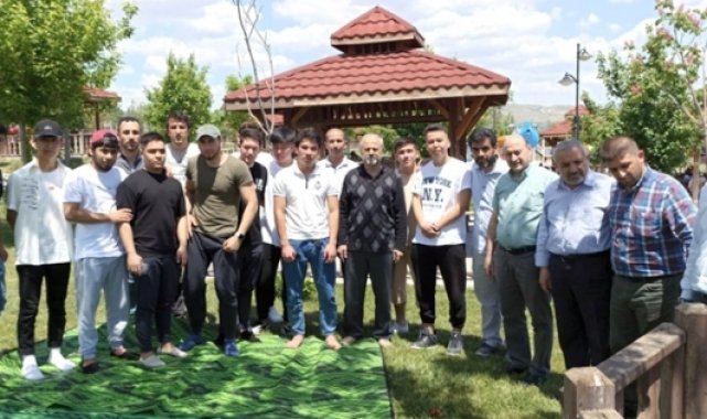 Müftülük üniversite öğrencileriyle piknikte buluştu