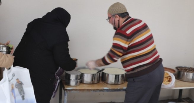 Müftülükten ihtiyaç sahibi ailelere yemek ikramı