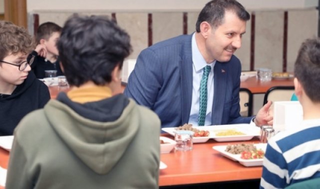 Sivas Valisi Ayhan Kur'an kursu öğrencileriyle iftar yaptı