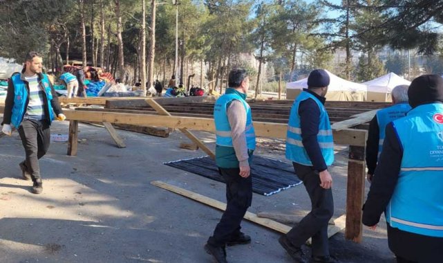 TDV gönüllüleri, deprem bölgesinde ahşap cami inşa ediyor