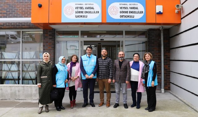 TDV Sarıyer'de görme engellilere baston hediye etti