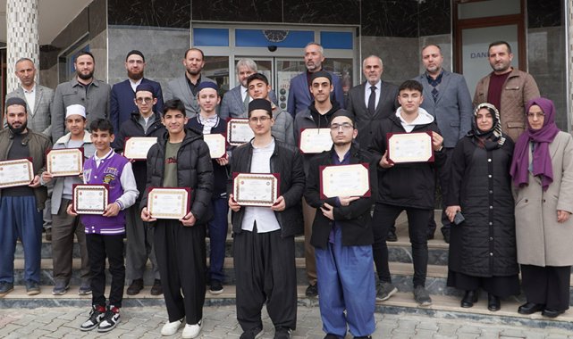 Tekirdağ'da mezun olan hafızlar diplomalarını aldı