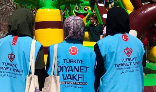 Üniversiteli gençler gönüllere dokunuyor
