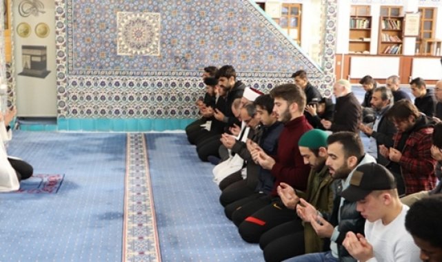 Üniversiteli gençler seher vaktinde camide buluştu