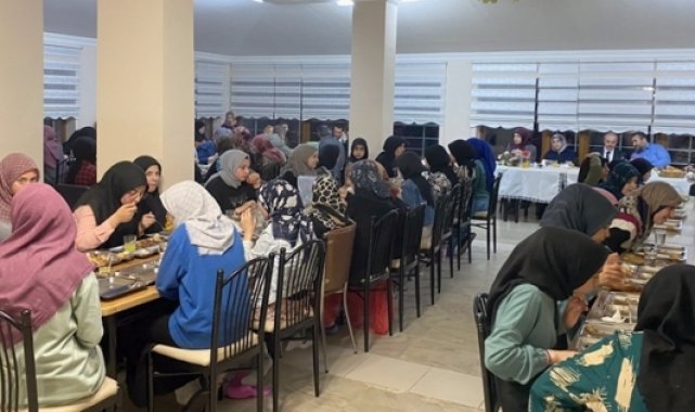 Vali Epcim Kur'an kursu öğrencileriyle oruç açtı