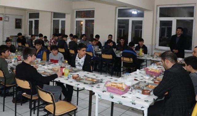 Vali Öksüz Kur'an kursu öğrencileriyle iftar yaptı