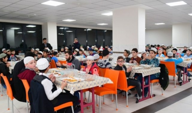 Vali Ustaoğlu Kur'an kursu öğrencileriyle iftar yaptı