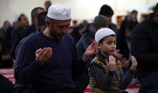 Vatandaşlar Miraç Kandili'ni depremzedeler için dua ederek idrak etti