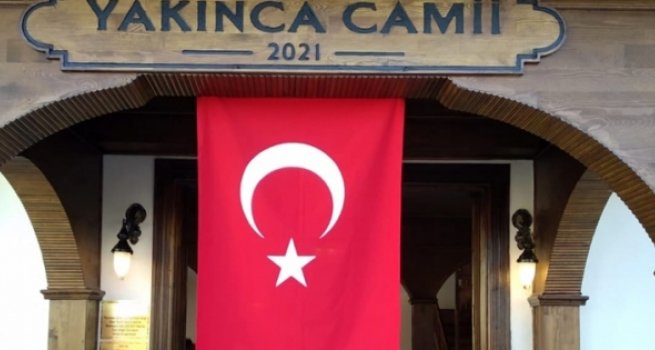 Yangında kullanılamaz hale gelen cami yeniden ibadete açıldı