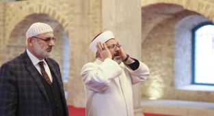 Diyanet İşleri Başkanı Erbaş, Şuşa'da çifte ezan okudu